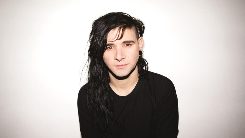 Emo boy with long black hair and dark clothing on Partybody.